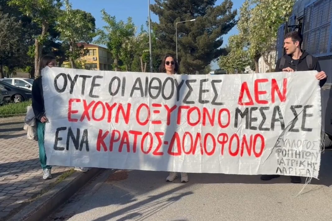 Δίκη Τεμπών - «Απαράδεκτη η απαξίωση των συγγενών – Η αίθουσα είναι μια αποθήκη εστιατορίου»