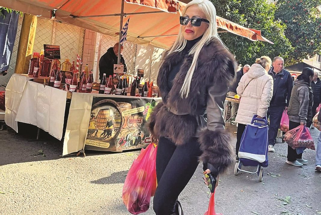 Η «Espresso» εντόπισε στη λαϊκή τη στιλάτη Άννα Φλωρινιώτη