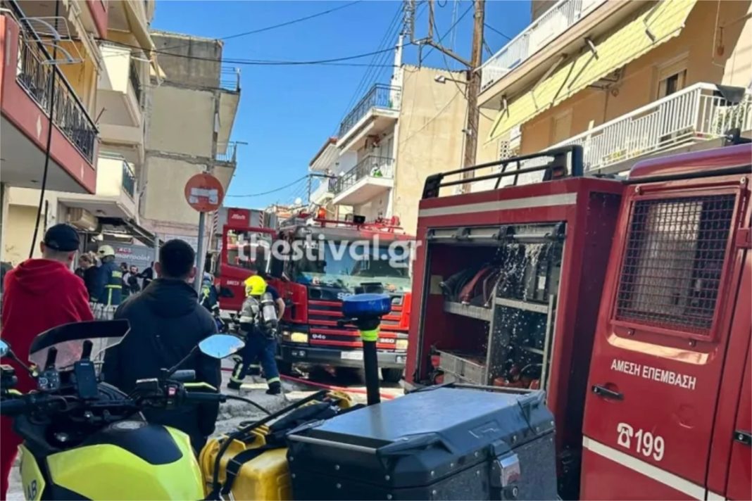 Φωτιά στον Εύοσμο Θεσσαλονίκης που στέλνει στο νοσοκομείο  ένοικο του κτιρίου