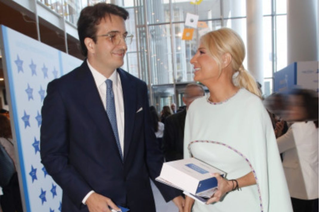Φαίη Σκορδά: Η πρώτη δημόσια εμφάνιση με τον σύντροφό της Αλέξανδρο Αθανασιάδη λίγο πριν τα σκαλιά της εκκλησίας