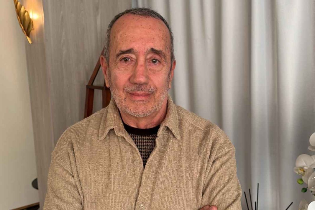 Ο μελισσουργός Πυριόχος βγάζει το… ΤV κεντρί του