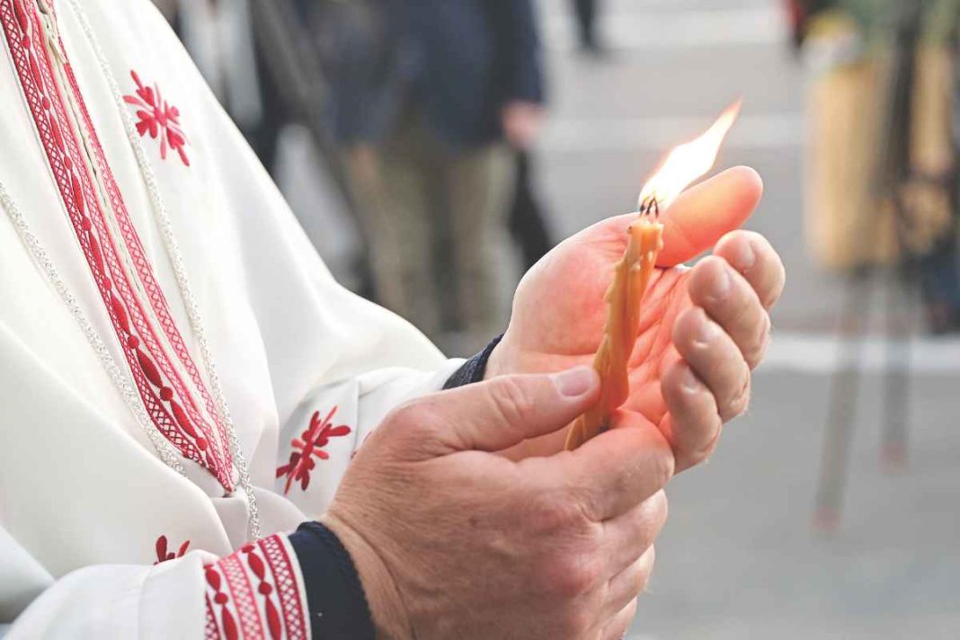 Ειδική αποστολή για το Άγιο Φως