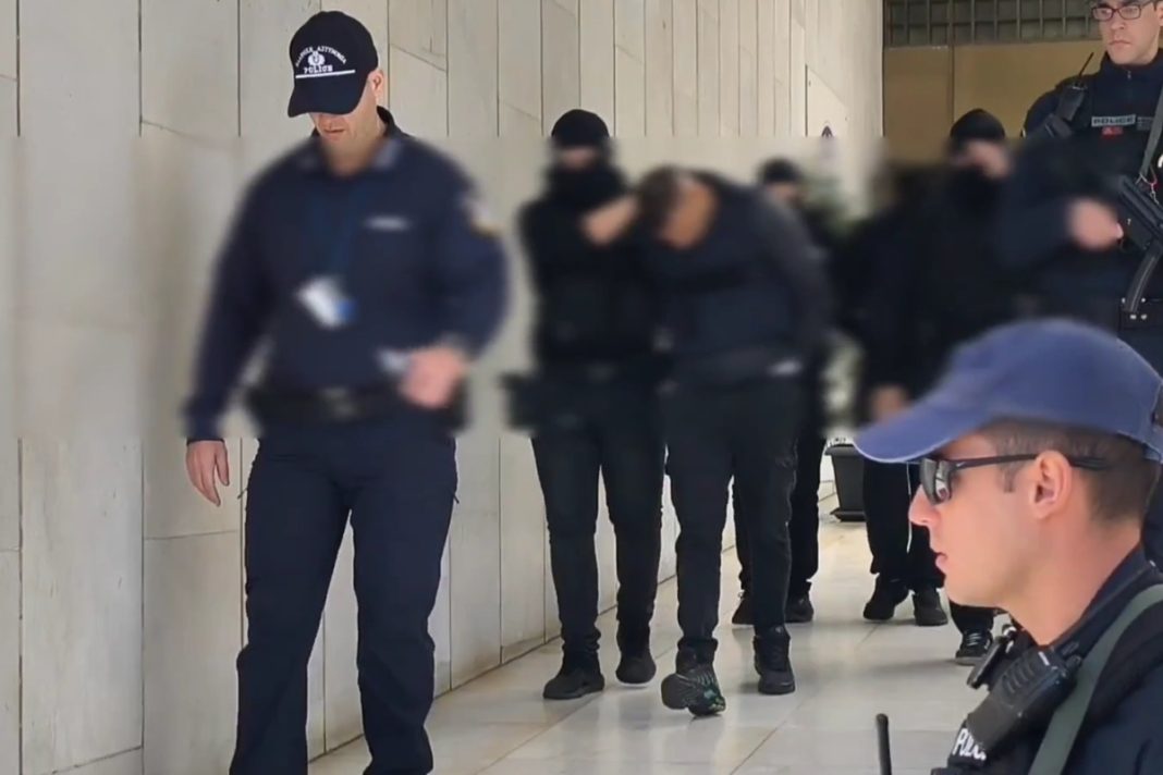 Άγιος Δημήτριος: Στο Ναυτοδικείο Πειραιά οδηγούνται ο 20χρονος και οι τρεις φίλοι του για τη δολοφονία του 25χρονου