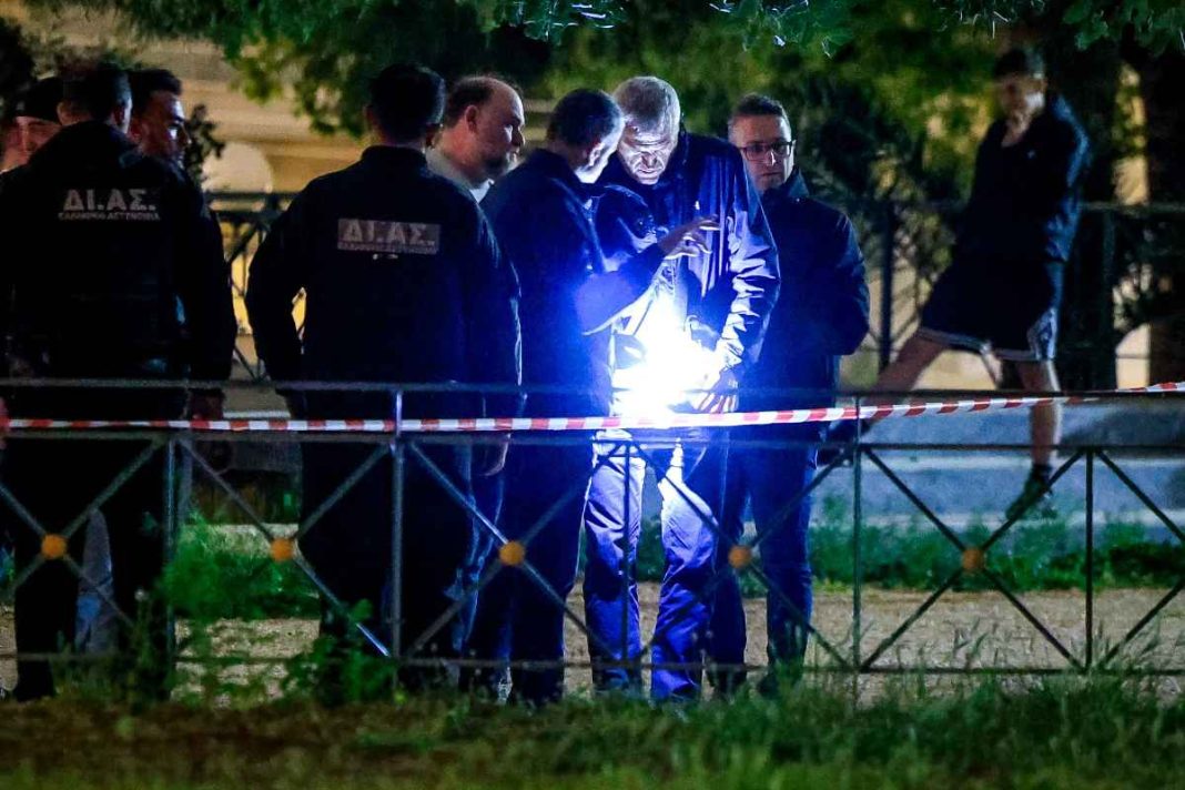 Άγιος Δημήτριος: Μαζί με τον ταξίαρχο πατέρα του ήταν ο 25χρονος πριν από τη δολοφονία, εκτός κάδρου η ληστεία