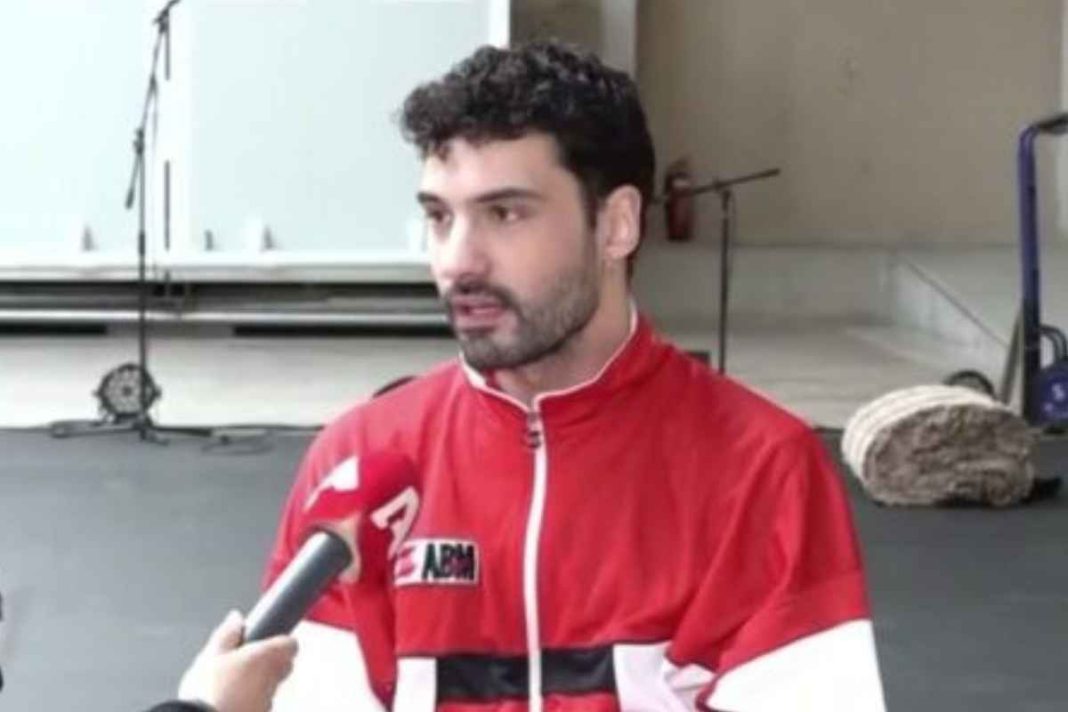 Δημήτρης Τσίκλης: «Ανήκω σε μια γενιά που προσπαθεί να ονειρευτεί, αλλά δεν είναι εύκολο»