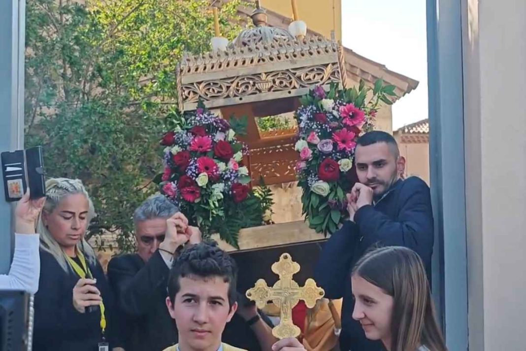 Σε κλίμα δέους η πρώτη περιφορά του Επιταφίου στη γειτονιά του Παπαδιαμάντη