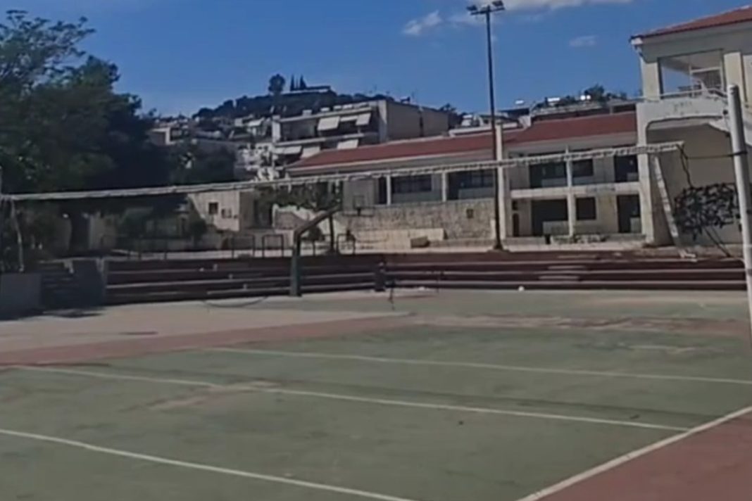 Χαϊδάρι: «Έπεσε με το κεφάλι, δεν καθόταν στην κουπαστή», λέει η διευθύντρια του σχολείου για τη 13χρονη