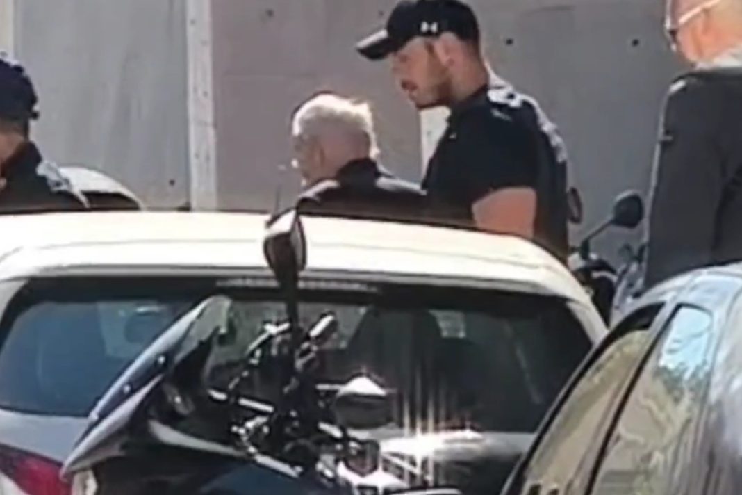 Τι ισχυρίστηκε ο 89χρονος «πιστολέρο»: «Θα τους σκότωνα αν ήθελα» - Οδηγείται στα δικαστήρια