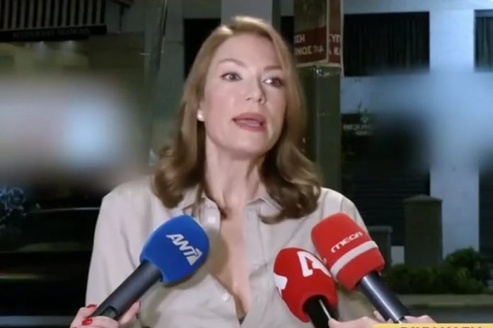Ενοχλημένη η Βίκυ Καγιά: «Είναι ανεπίτρεπτο να διαβάζουν τα παιδιά μας ότι χωρίζουν οι γονείς τους»