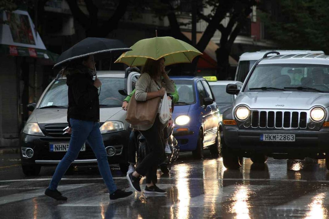 Επιδείνωση του καιρού σήμερα Πρωτομαγιά: Βροχές, πτώση θερμοκρασίας και χιόνια στα ορεινά