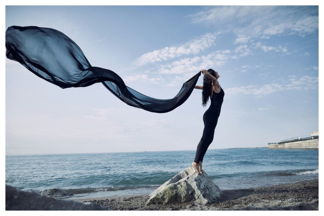 Scarf hacking: Το viral DIY trend που μετατρέπει ένα φουλάρι σε ολόκληρο outfit!
