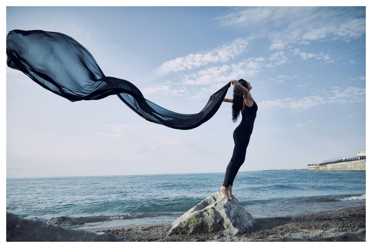 Scarf hacking: Το viral DIY trend που μετατρέπει ένα φουλάρι σε ολόκληρο outfit!