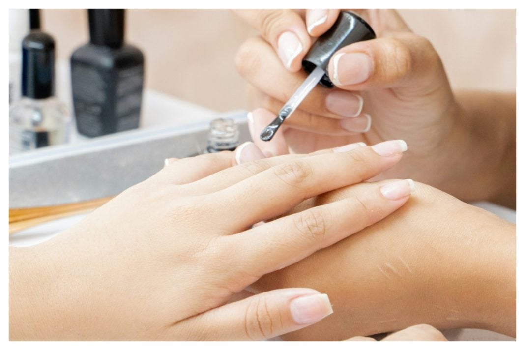 Τα micro French nails είναι η πιο hot τάση στα νύχια αυτή τη στιγμή!