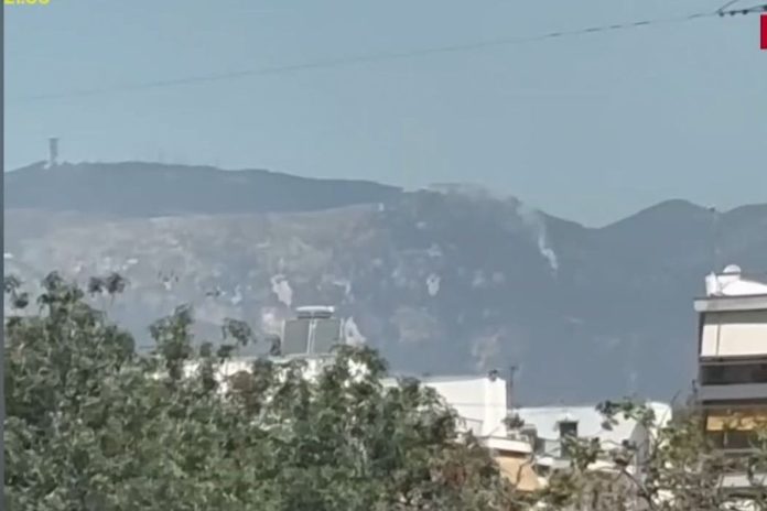 Φωτιά στην Πάρνηθα - Ισχυρές δυνάμεις της Πυροσβεστικής, κλειστός ο δρόμος από το τελεφερίκ