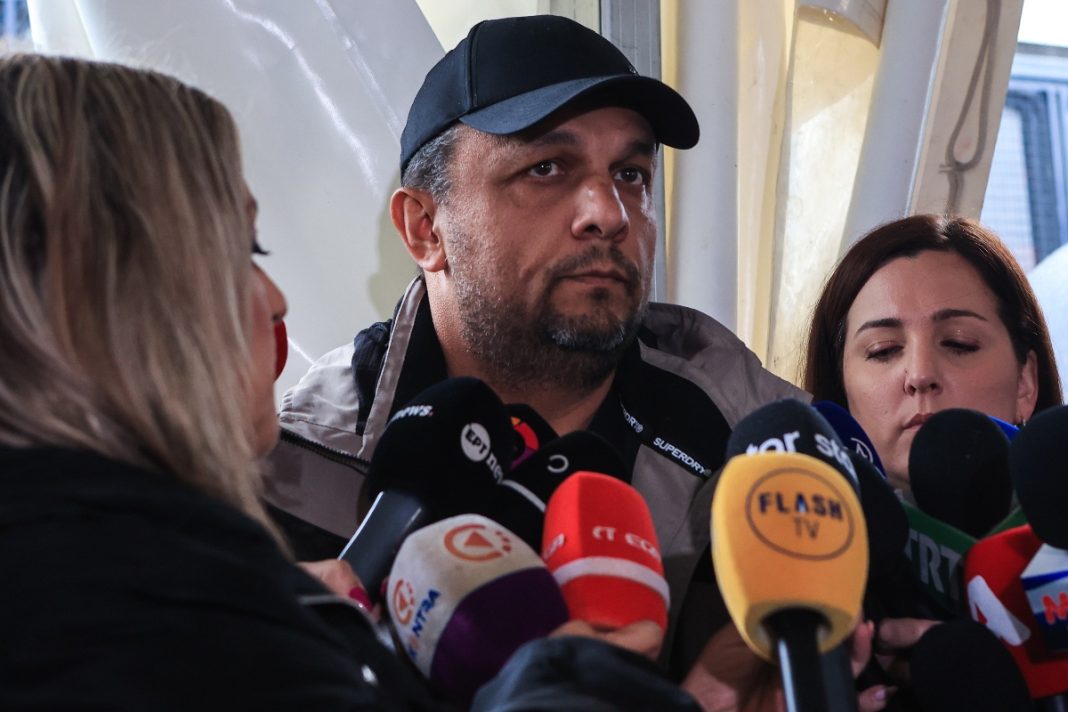 Πάνος Ρούτσι: Με φορείο εκτός της δικαστικής αίθουσας – Ξέσπασε για «μπάζωμα» και αδικία