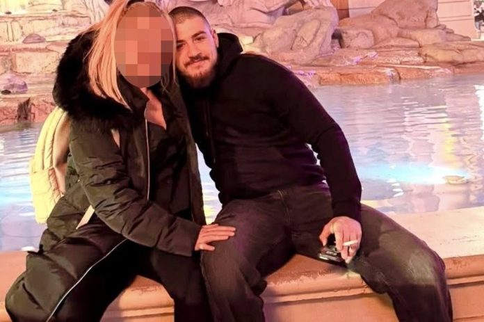 Δεν είναι σύντροφος αλλά ο γιος της - Γνωστή τραγουδίστρια ποζάρει αγκαλιά με τον Βαγγέλη της!