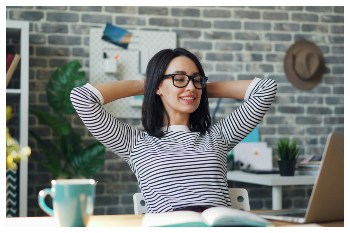 Γυμναστική στο γραφείο: Ασκήσεις για να αποφύγεις πόνους στη μέση και τον αυχένα!