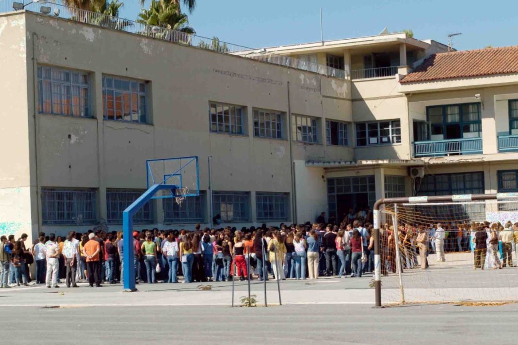 Αναστάτωση στο Χαϊδάρι: 13χρονη μαθήτρια σε κρίσιμη κατάσταση μετά από πτώση στο σχολείο