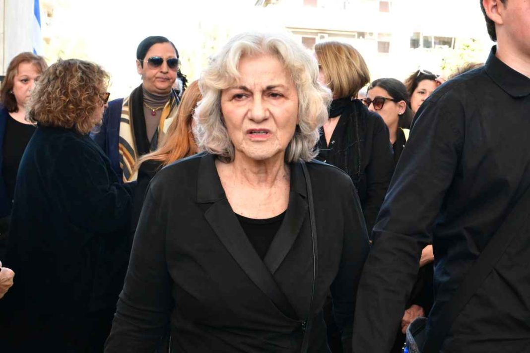 Θεανώ Φωτίου: Συντετριμμένη στην κηδεία του γιου της Βασίλη Ρίζου