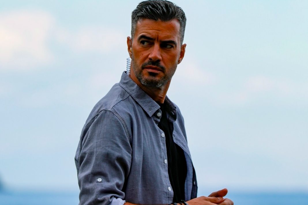 Ο Γιάννης Τσιμιτσέλης παίρνει θέση στο αιώνιο δίλημμα: «Καλαμάκι ή σουβλάκι;»