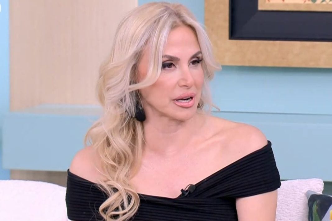 Ζωή Κρονάκη: «Θα αλλάξουμε ζώνη αν χρειαστεί» - Τι λέει για ΕΡΤ, τηλεοπτικά δίδυμα και… φιλίες