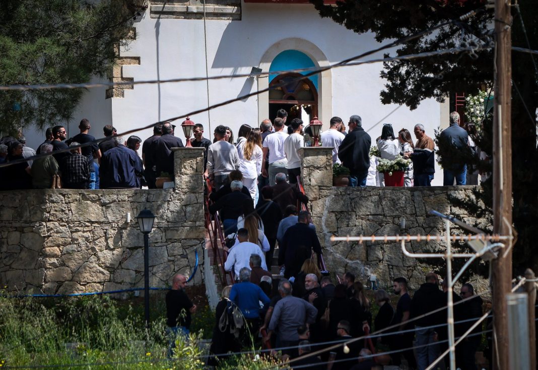 Σπαραγμός στην κηδεία του 21χρονου Νικήτα: «Ήρθατε τώρα που τον σκότωσαν» φώναζαν στους αστυνομικούς
