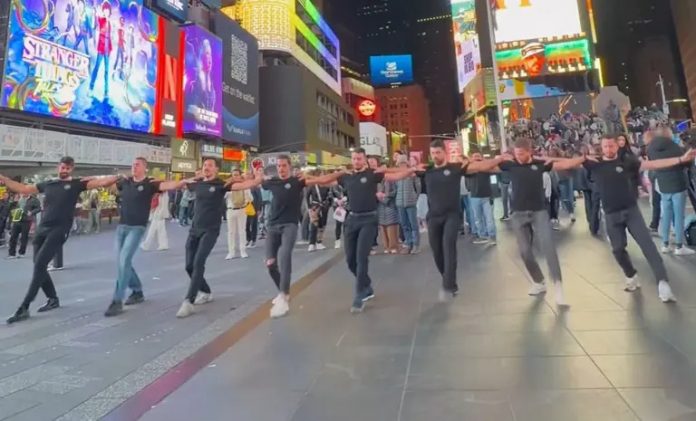 Σε κρητικούς ρυθμούς η Times Square με άρωμα Eλλάδος