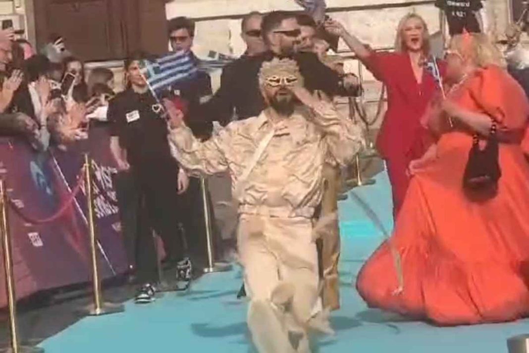 Eurovision 2026: Ο Akylas έκλεψε τις εντυπώσεις στο Τιρκουάζ Χαλί