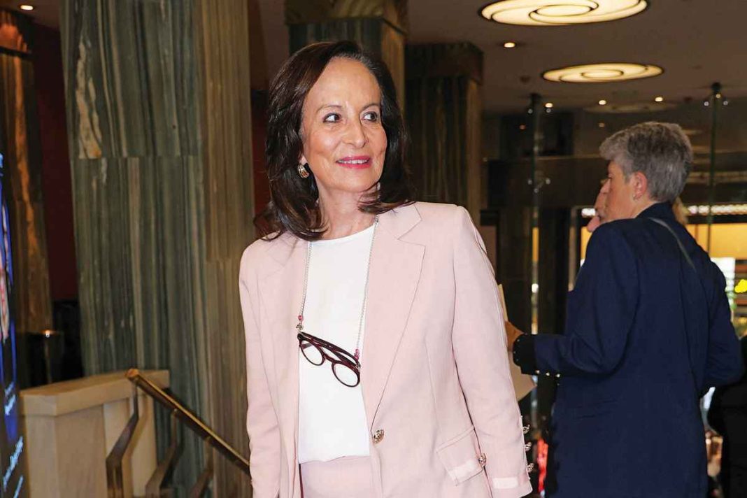 «Ροζ οπτασία» η Άννα Διαμαντοπούλου