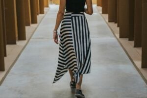 Όταν οι γραμμές τρελάθηκαν: Ένα fashion παιχνίδι σε ασύμμετρα μήκη