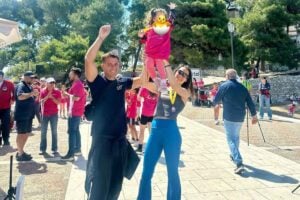 Δήμητρα Βαμβακούση: Η κόρη της τερμάτισε στον Μαραθώνιο της Σκιάθου και συγκίνησε