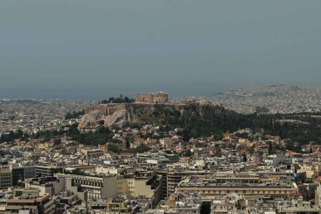 Tα δύο επικρατέστερα σενάρια για την οσμή που αναστάτωσε την Αττική