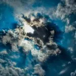 Καιρός με «διπλό πρόσωπο»: Ήλιος, 35άρια και απογευματινές καταιγίδες σήμερα