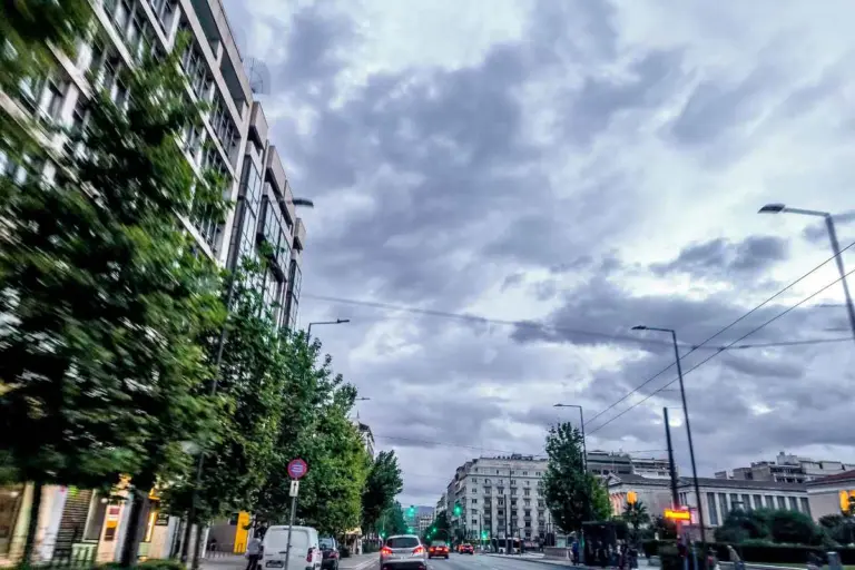 Αλλάζει το σκηνικό από το μεσημέρι: Πού θα πέσουν βροχές και καταιγίδες