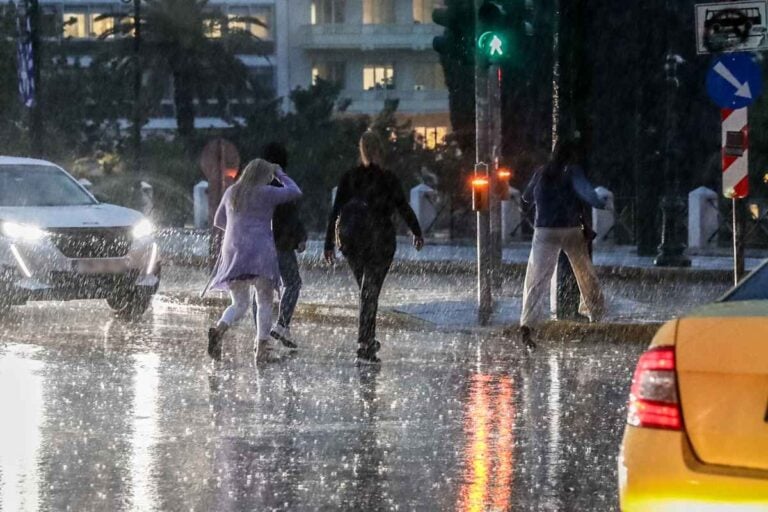 Καιρός: Άστατο το σκηνικό με μπόρες και πτώση της θερμοκρασίας