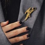 Η καρφίτσα γίνεται το πιο chic trend του καλοκαιριού