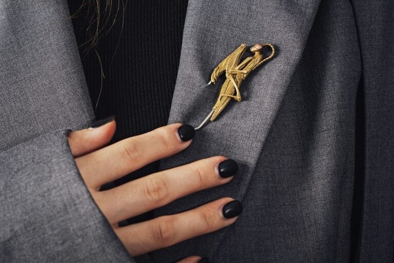 Η καρφίτσα γίνεται το πιο chic trend του καλοκαιριού