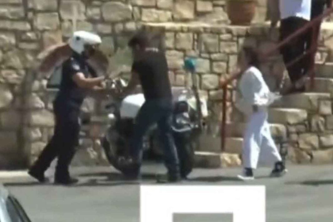Κρήτη: Η στιγμή που η αδελφή του 21χρονου ξεσπά στους αστυνομικούς