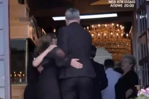 Στην εκκλησία η σορός της Μαστροκώστα: «Λουλούδι μου», φώναζε η μητέρα της