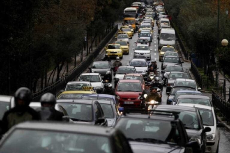 Κυκλοφοριακό χάος μετά από σύγκρουση επτά αυτοκινήτων στην Αθηνών – Λαμίας