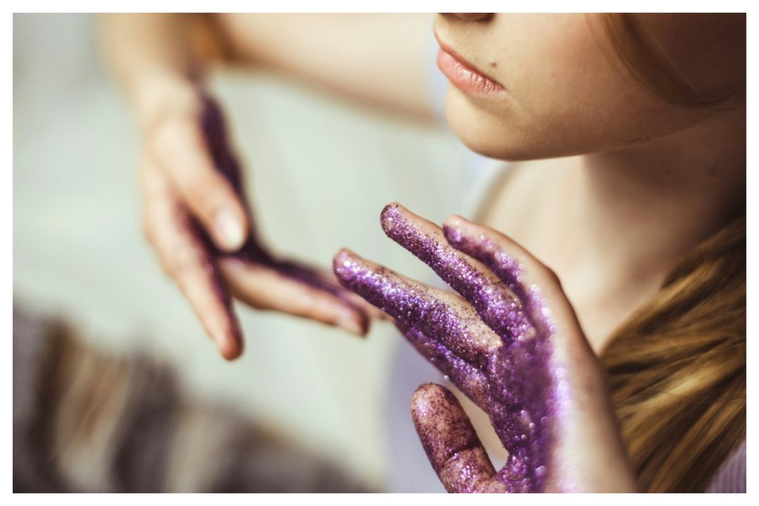 Η τάση των «mermaid nails» επιστρέφει δυναμικά και κυριαρχεί ξανά στο μανικιούρ!