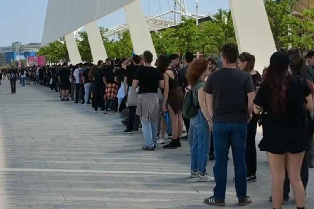 Metallica: Ατελείωτες ουρές από το μεσημέρι στο ΟΑΚΑ για τη μεγάλη συναυλία