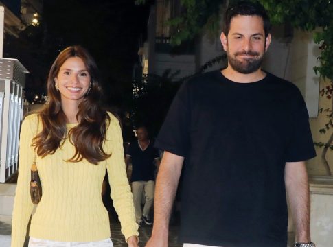 Η Ηλιάνα Παπαγεωργίου στην αγκαλιά του Γιάννη Καραβασάνη στο birthday dinner του