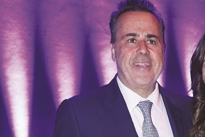 Σικάτος κολλεγιόπαις ο Σταύρος Παπασταύρου