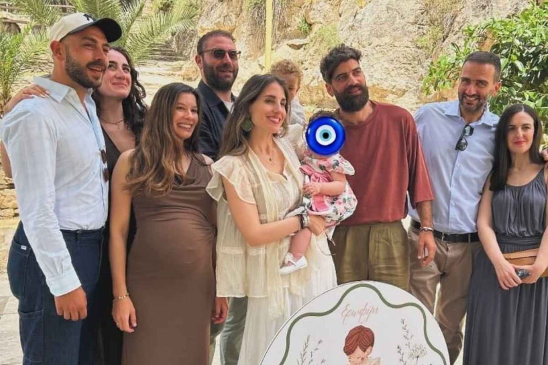 Παυλίνα Βουλγαράκη: Βάφτισε την κόρη της στην Κρήτη - Τα τρυφερά στιγμιότυπα