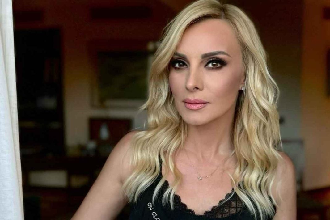 Η Πέγκυ Ζήνα ποζάρει αγκαλιά με την κόρη της ανήμερα των 15ων γενεθλίων της