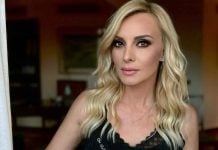 Η Πέγκυ Ζήνα ποζάρει αγκαλιά με την κόρη της ανήμερα των 15ων γενεθλίων της