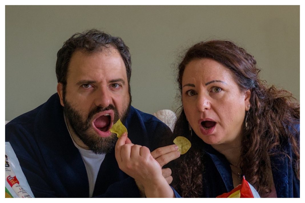 Weekend με «Polyamorous»: Η κωμωδία του Σπύρου Κακατσάκη που επαναπροσδιορίζει την έννοια της συντροφικότητας