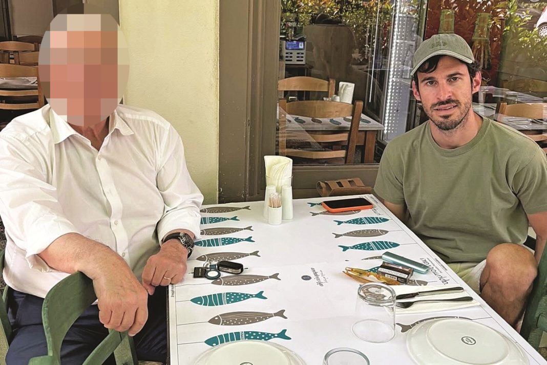 Βουλευτής βγήκε για θαλασσινά και τσίπουρα με τον γιο του