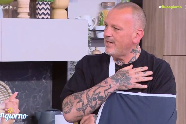Δημήτρης Σκαρμούτσος: Εμφανίστηκε on air με νάρθηκα